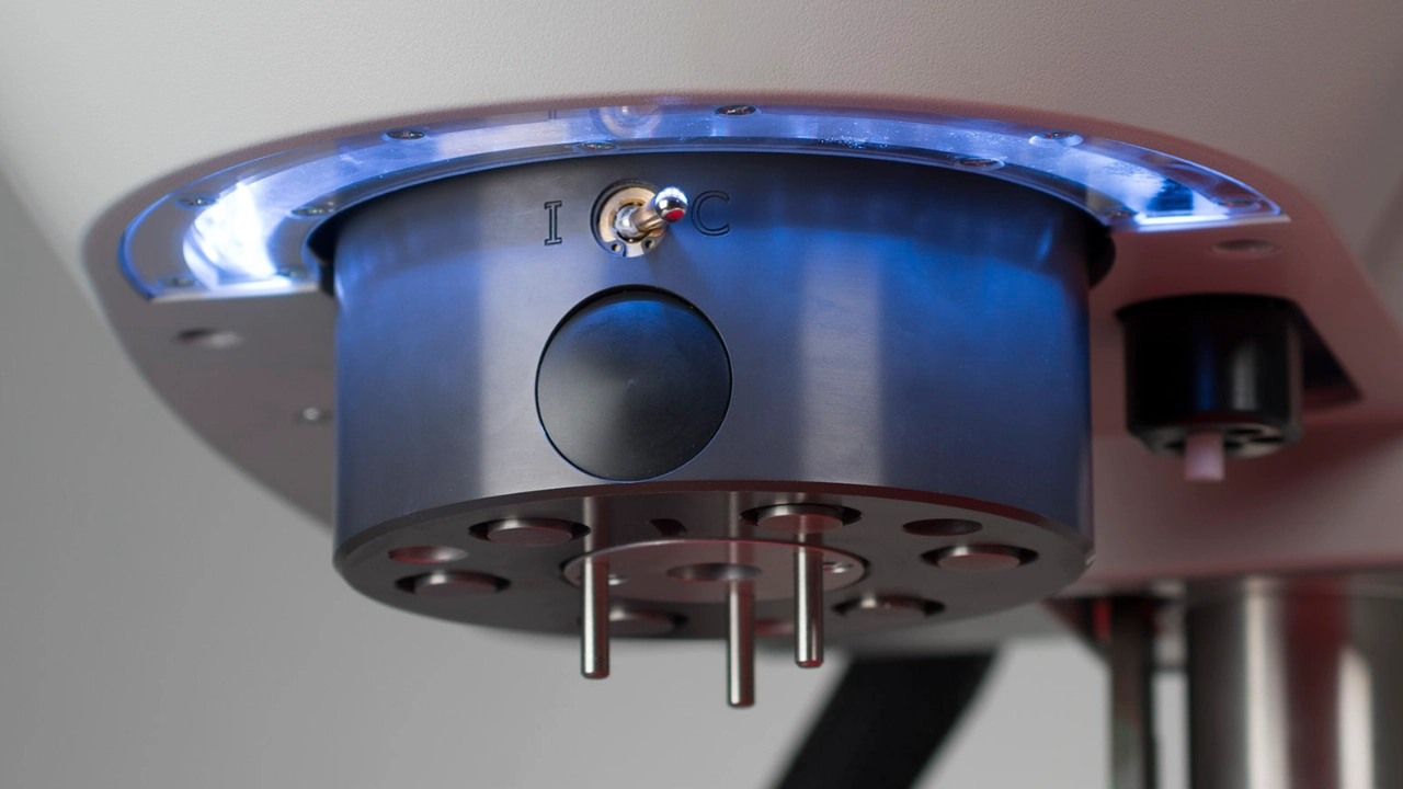 integrated light on metallography grinder-polisher